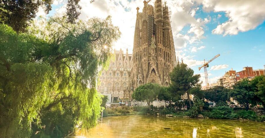 Barcelona: Sagrada Familia, Park Güell & Gothic Quarter Tour - Key things that make this Barcelona day tour work