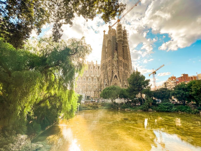 Barcelona: Sagrada Familia, Park Güell & Gothic Quarter Tour - Montjuïc Hill viewpoints plus Olympic-era photo stops