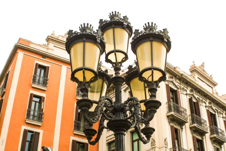 Barcelona: Sagrada Familia, Park Güell & Gothic Quarter Tour - Private bus comfort, clear timing, and the role of the guide