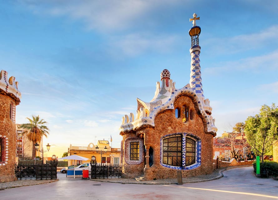 Barcelona: Sagrada Familia & Park Güell Guided Tour & Ticket - Park Güell on Carmel Hill: Art Nouveau meets walkable viewpoints