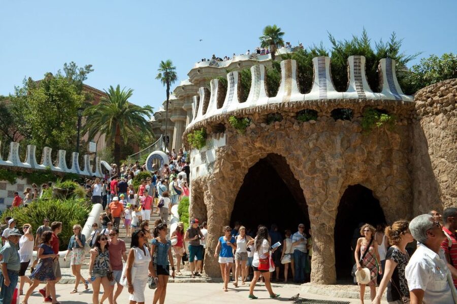 Barcelona: Sagrada Familia & Park Güell Guided Tour & Ticket - Meeting point and what to bring so you do not lose time
