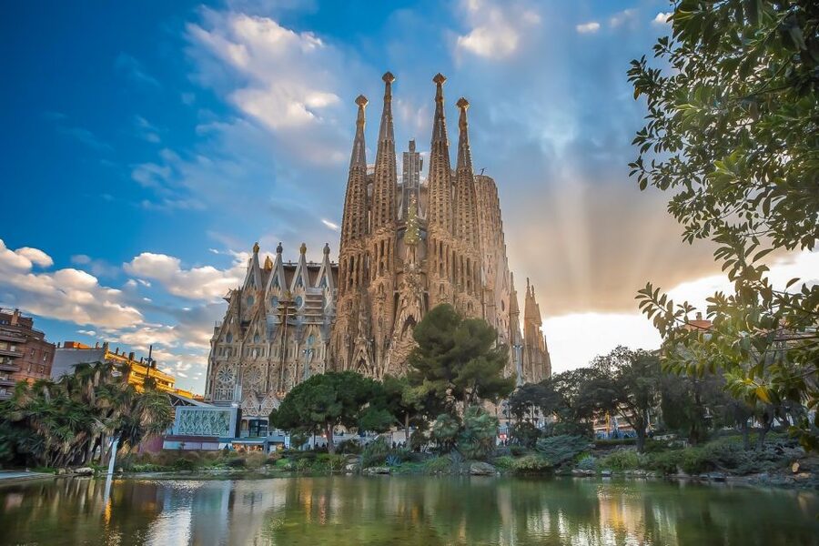 Barcelona: Sagrada Familia, Park Guell & Tapas Private Tour - Should You Book This Tour?