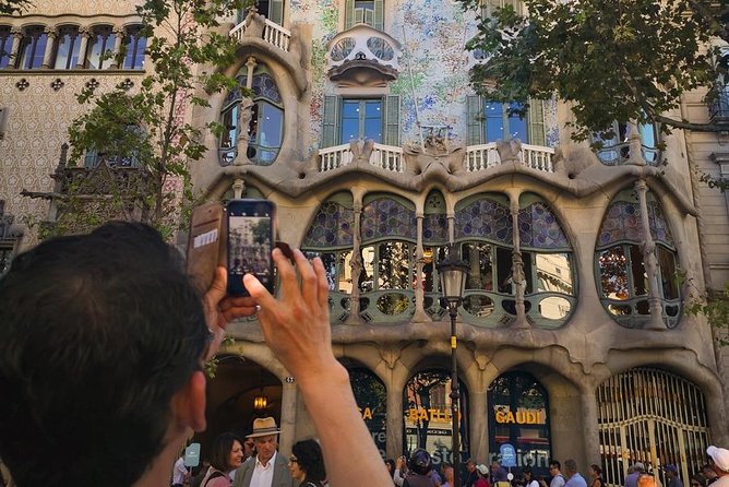 Barcelona: Sagrada Familia, Park Guell & Tapas Private Tour - Passeig de Gràcia Modernism Sprint: Casa Batlló and La Pedrera from the Street