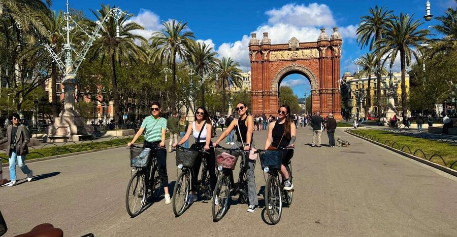 Barcelona: Sagrada Familia Private E-Scooter Tour - Gothic Quarter: first impressions and quick orientation