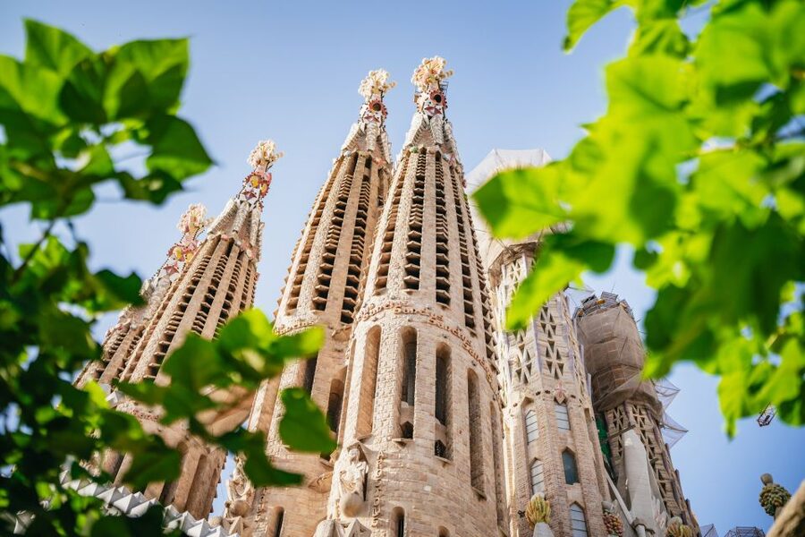 Barcelona: Sagrada Familia Skip-the-Line Entry Ticket & Tour - Arriving at the Sagrada Familia: Find the Guide by Hard Rock, KFC, and a Red Flag