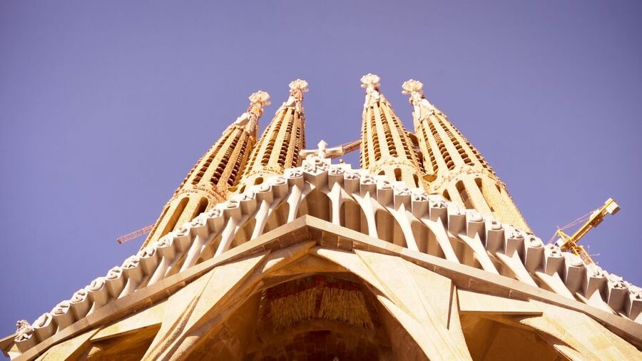 Barcelona: Sagrada Familia Skip-the-Line Guided Tour - Meeting at the Nativity Side, Finding Your Guide Fast
