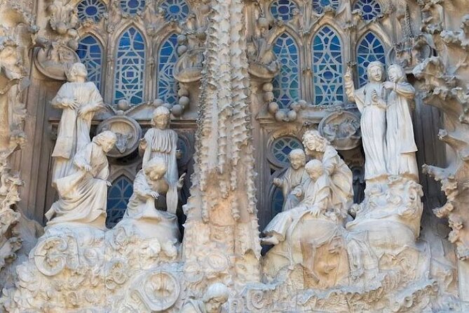 Barcelona: Sagrada Familia Skip The Line Insider Guided Tour - Photos, but with intent: capturing Gaudí’s details