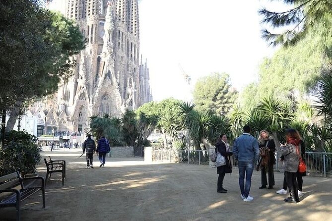 Barcelona: Sagrada Familia Skip The Line Insider Guided Tour - Headsets and hearing: what to expect in a guided crowd