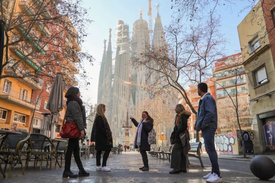 Barcelona: Sagrada Familia Skip The Line Insider Guided Tour - The guide experience: why names like Agnes, Rosa, and Ida get praised