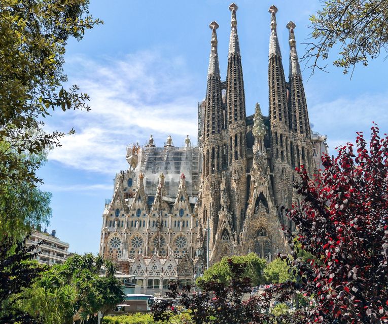 Barcelona: Sagrada Família Skip the Line Tour & Entry Ticket - Nacimiento and Pasión Façades: Stories You Can Spot From a Distance