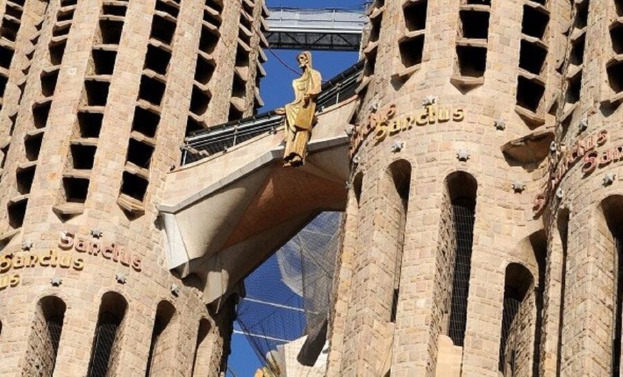 Barcelona: Sagrada Familia Tour of the Facades in German - Passion Façade at the Apse: Scarred Imagery and Christ’s Story