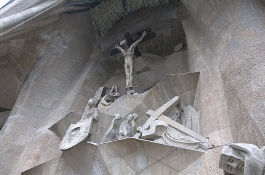 Barcelona: Sagrada Familia Tour of the Facades in German - Weather and Timing: A Rain-or-Shine 90 Minutes Outdoors