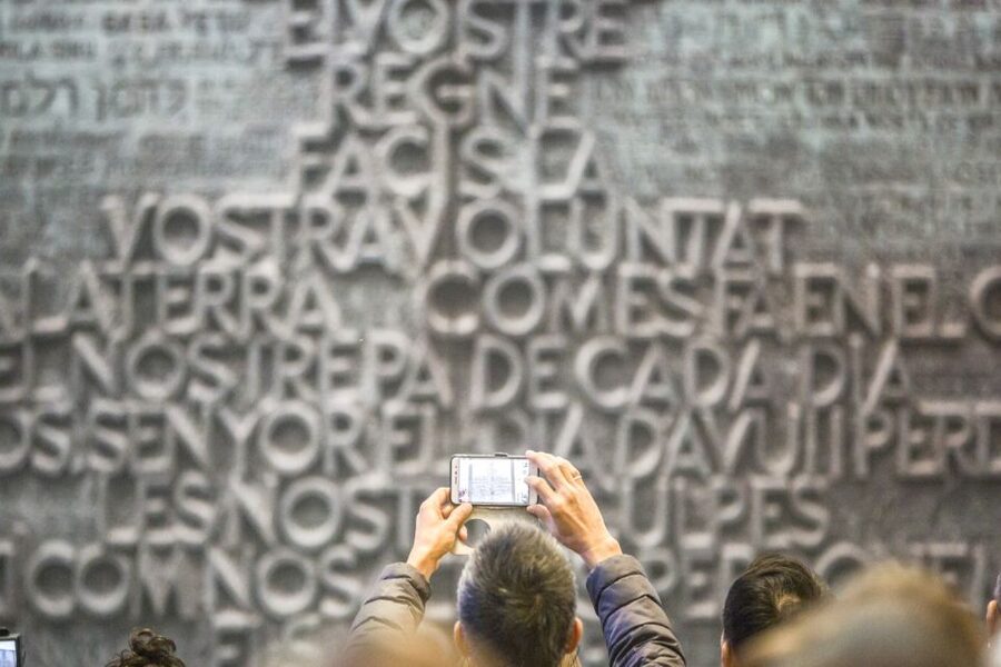 Barcelona: Sagrada Familia with Towers and Park Güell Tour - Meeting at Gaudí Experience and getting your day organized