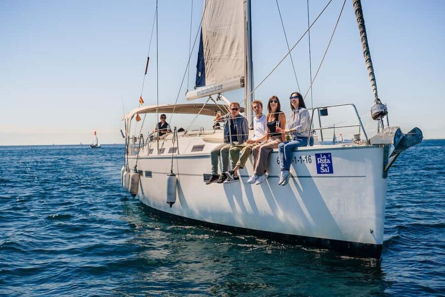 Barcelona: Sailing Cruise & Vineyard Tour with Wine Tasting - Meeting point and what you should bring