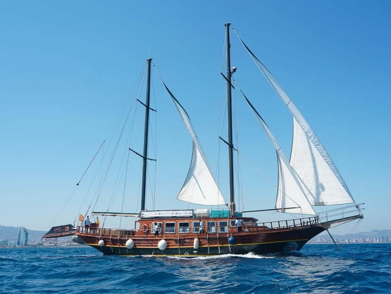 Barcelona Sailing Cruise - The boat setup, from rooftop 360 views to the bar lounge