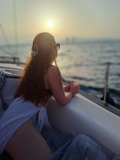 Barcelona: Sailing Tour with Drinks and Snacks - The return sail: relax with drinks, snacks, and skyline views
