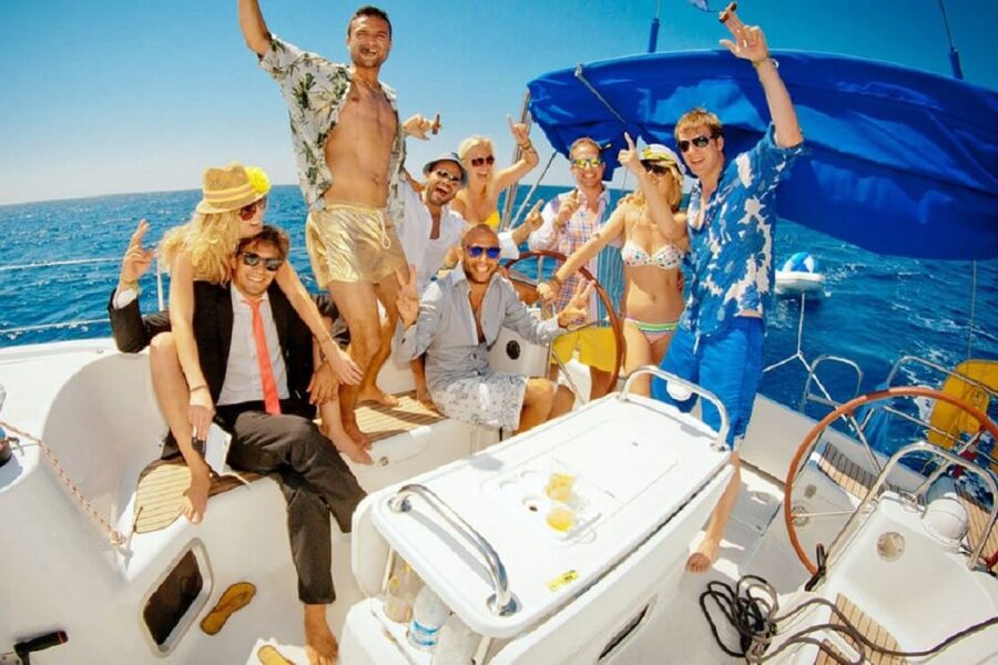 Barcelona: Sailing tour with open bar and aperitive - Getting there at Bda Lets sea and settling in onboard