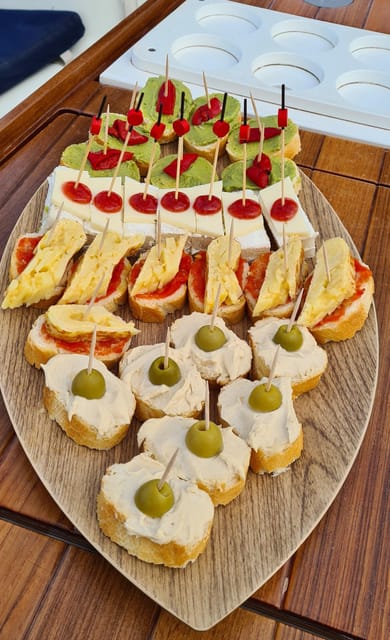 Barcelona: Sailing Tour with Spanish Tapas and Drinks - Getting on board: meeting point, the Bombon boat, and timing