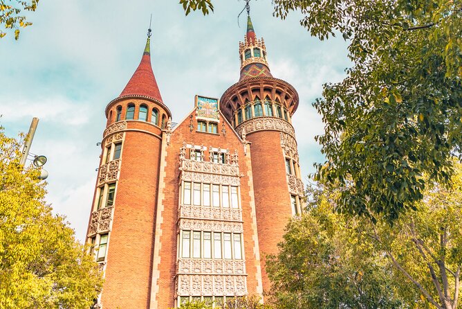 Barcelona Scavenger Hunt and Sights Self-Guided Tour - Casa Milà (La Pedrera): Learning by Searching for Clues
