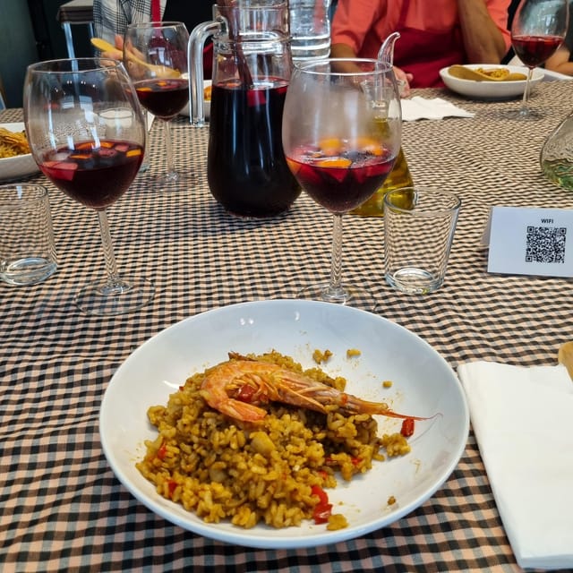 Barcelona: Seafood Paella ★Maestro★ & Tapas & Sangria - What the Group Meal Feels Like (And Why It Matters)
