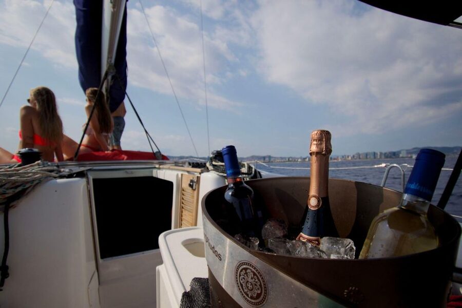 Barcelona: Shared cruise with chill music (+welcome drink) - From Olympic Port to Barceloneta Beach: first sights and photo moments