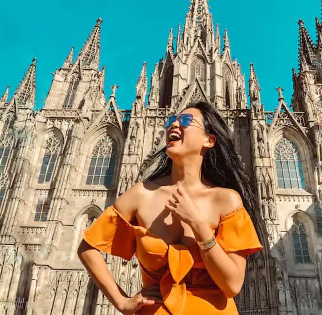 ✅ Barcelona: Sightseeing Professional Photoshoot Session - Walking the Gothic Quarter With a Pro Who Directs Poses