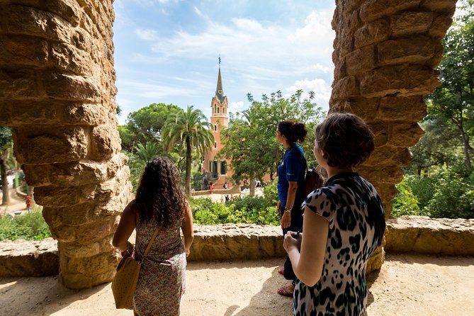 Barcelona: Skip-the-Line Gaudi's Park Guell Guided Tour - Your hour of free time: photos, re-walks, and panoramic views
