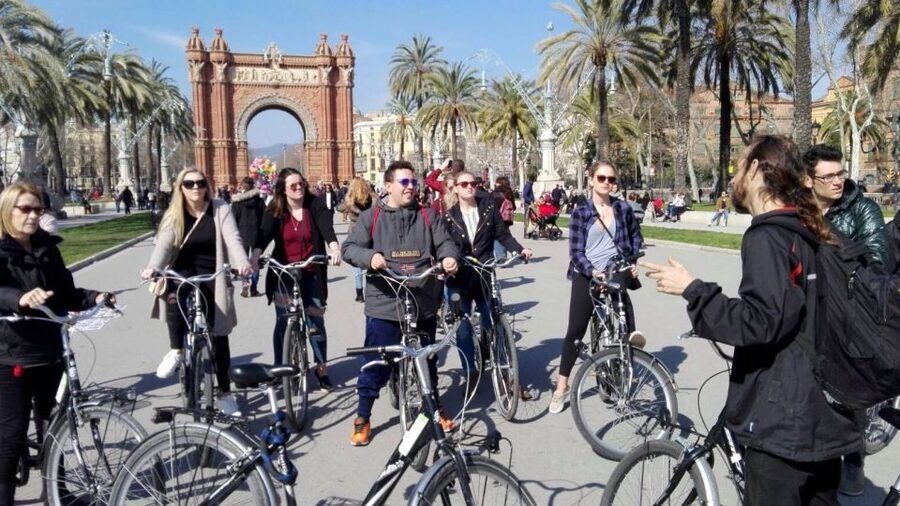 Barcelona: Small Group or Private Bike Tour - Why a bike tour is one of the smartest ways to see Barcelona