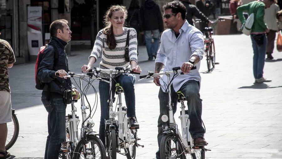 Barcelona: Small Group or Private Bike Tour - Gothic Quarter and Old Town: medieval lanes, Roman traces, and big-corner landmarks