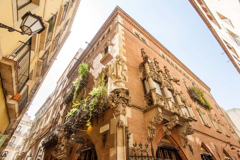 Barcelona: Small Group Picasso Tour with Picasso Museum - Museu Picasso With Skip-the-Line: What the Guided Visit Does Right