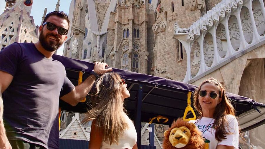 Barcelona: Small Group Tuk Tuk Tour - Pickup logistics near Sagrada Família and central Barcelona