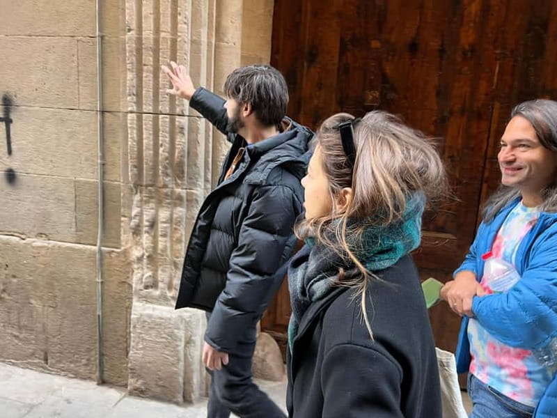 Barcelona: Street Art & Visit to Galleries Tour - Meeting point at Plaça Universitat, then a route that stays easy to follow