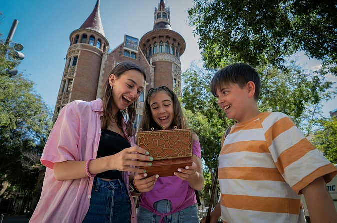 Barcelona Street Escape: Gaudi and the Hidden Treasure - Time, pace, and what “about 2 hours” really means