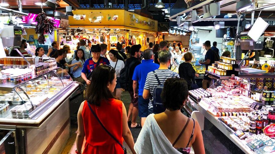 Barcelona: Street Food & Sightseeing Tour with Local Market - La Boqueria market: what to do once you’re inside