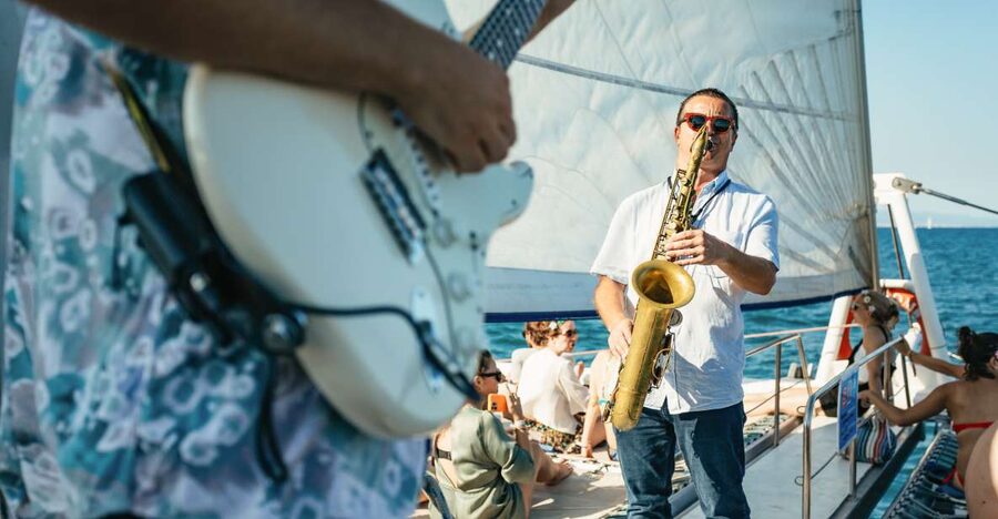Barcelona: Sunset Catamaran Cruise with Live Music - Boarding Early and Finding Your Best Spot on the Nets