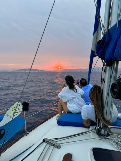 Barcelona: Sunset Sailboat Cruise with Drinks and Snacks - The onboard vibe with a small group of 7