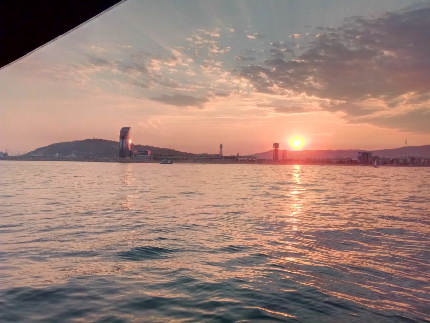 Barcelona: Sunset Sailing Tour with Open Bar & Snacks - Getting to the meeting point without port-stress