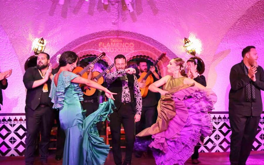 Barcelona: Tablao Flamenco Cordobes with Food/Drink Options - La Rambla Flamenco in a 1970 tablao