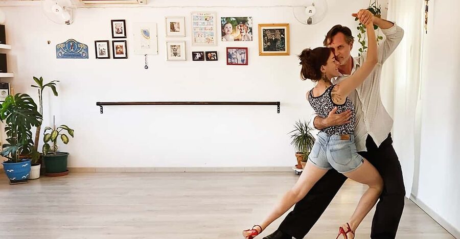 Barcelona: Tango Lesson with Drinks and Video - Drinks included: why unlimited sips make tango easier