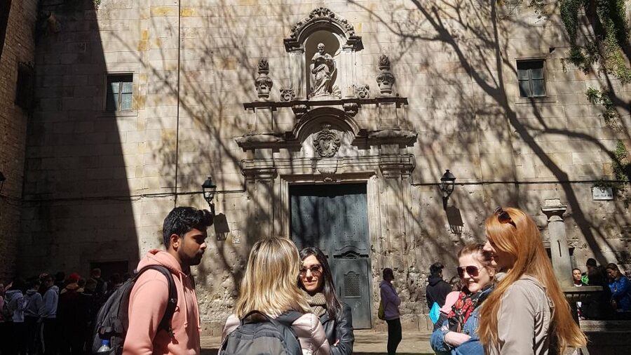 Barcelona: Tapas & Picasso Museum Guided Walking Tour - Pintxos stop: how small northern-style bites start the food story