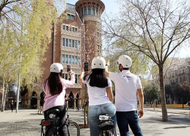 Barcelona: Tapas Tasting Tour by Regular Bike or E-Bike - Casa Batlló stop: a photo moment that frames the story