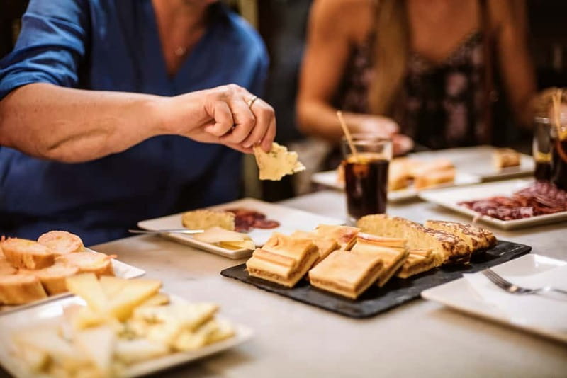 Barcelona: Tapas, Wine & History Tour of the Old Town - Stop 2: La Plata and the four-dish strategy