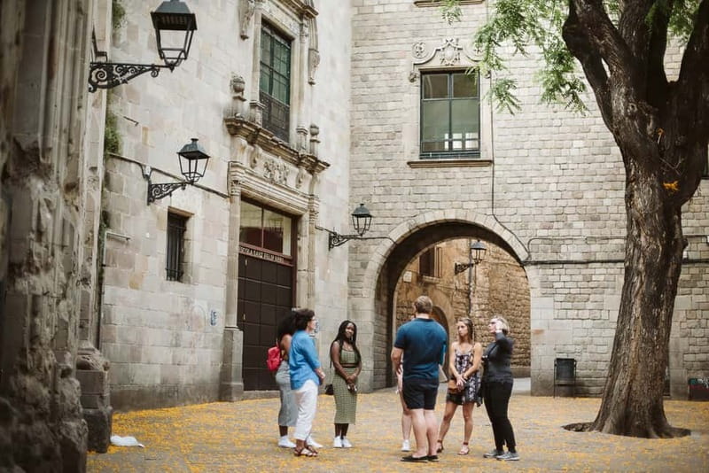 Barcelona: Tapas, Wine & History Tour of the Old Town - Guides and group size: why small groups help here