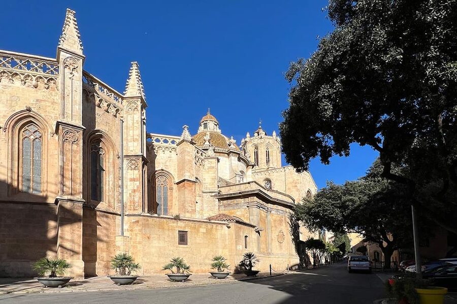 Barcelona: Tarragona & Sitges Guided Day Trip with Transfers - Entering Santa Tecla Cathedral: Gothic Craft on Roman Foundations
