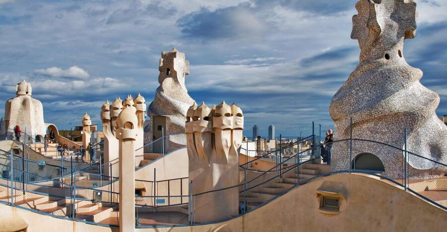 Barcelona: The Genuis of Gaudi & Modernist Architects Tour - Getting oriented at the start, then moving with a plan