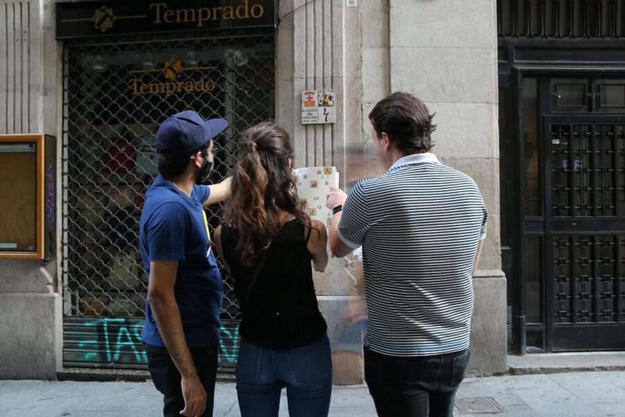 Barcelona: The Search for the Snake Stone City Treasure Hunt - Pla de la Seu and Barcelona Cathedral area: look up, then confirm
