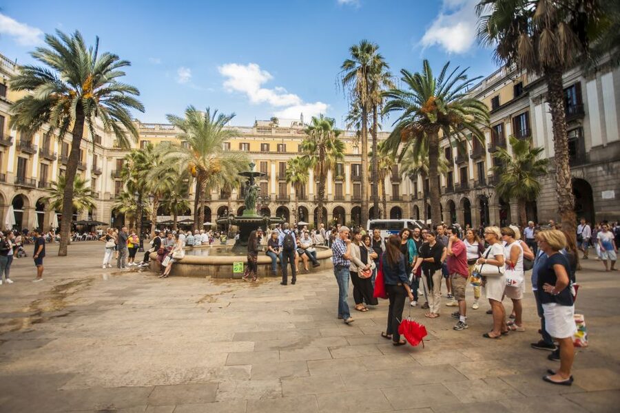 Barcelona: “The Shadow of the Wind” Literary Walking Tour - The bookish stops: Forgotten Books Cemetery, the Asylum, and Arc del Teatre