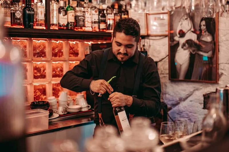 Barcelona: Tipsy Tapas & History Tour in the Gothic Quarter - Start points: Plaza Real or Plaza de George Orwell, then head into the maze