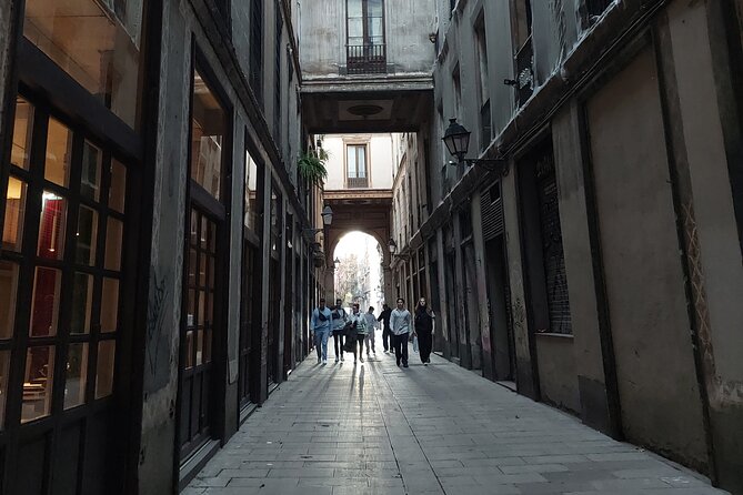 Barcelona Tour And Photoshoot in Gothic Quarter - Should You Book Barcelona Tour and Photoshoot in the Gothic Quarter?