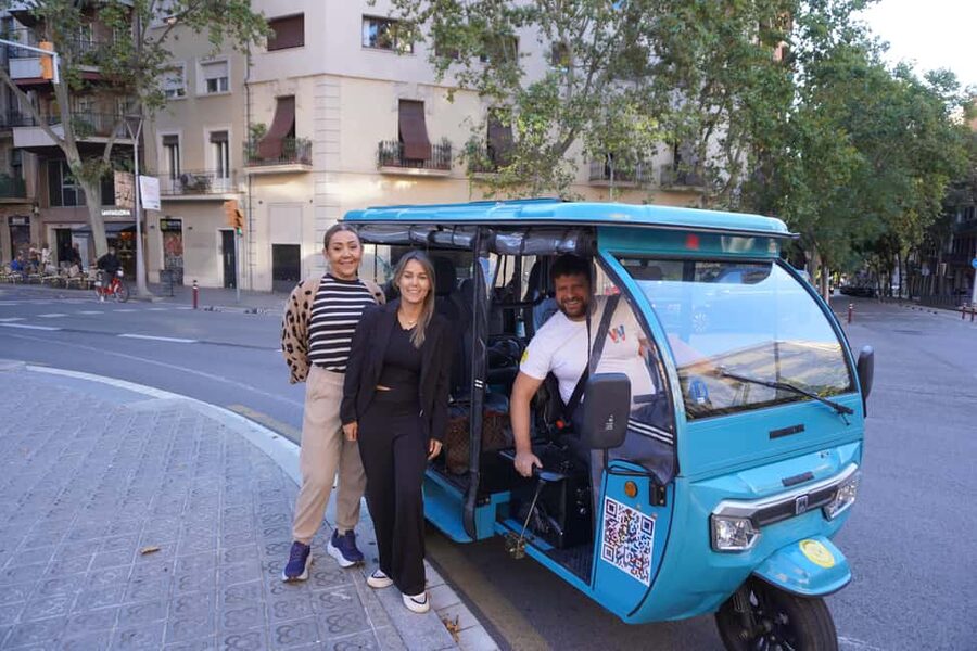 Barcelona: Tour by electric tuk tuk - Key highlights at a glance